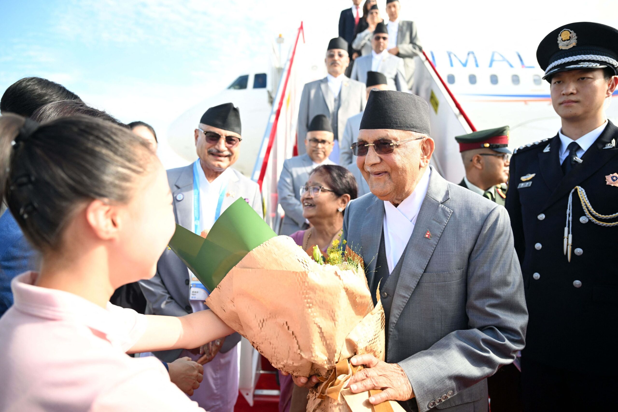 Fostul premier al Nepalului, KP Sharma Oli, acuzat de autorități și de opoziție pentru reprimarea violentă a protestelor din septembrie, a depus o declarație în fața unei comisii de anchetă, contestaând legitimitatea acesteia și generând un nou val de controverse politice în țară