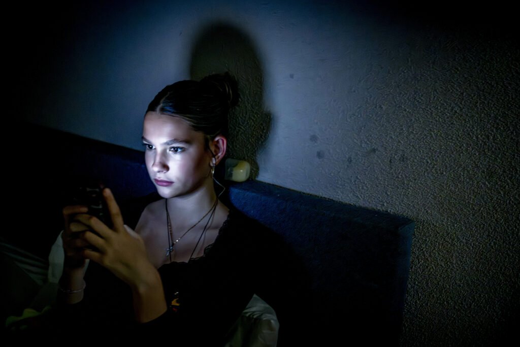 Președintele Franței, Emmanuel Macron, face pași decisivi în încercarea de a reglementa utilizarea rețelelor sociale de către cei mai tineri utilizatori, astfel încât să protejeze dezvoltarea emoțională și psihologică a copiilor