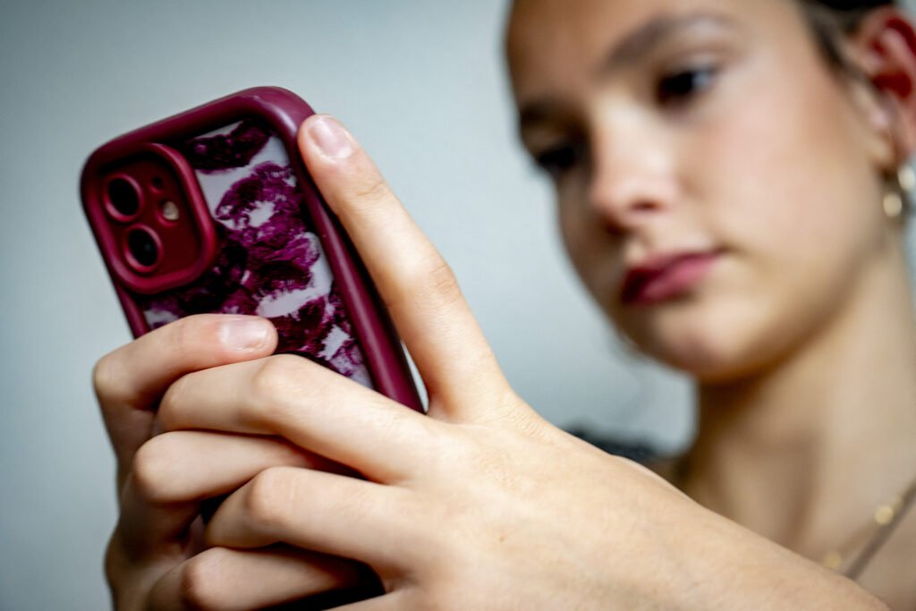 Australia a impus o vârstă minimă pentru utilizarea rețelelor sociale, iar Hollywood-ul digital a început să simtă efectele Australia face un pas revoluționar în reglementarea mediului online, devenind prima țară din lume care stabilește o limită de vârstă pentru accesul la platformele de socializare