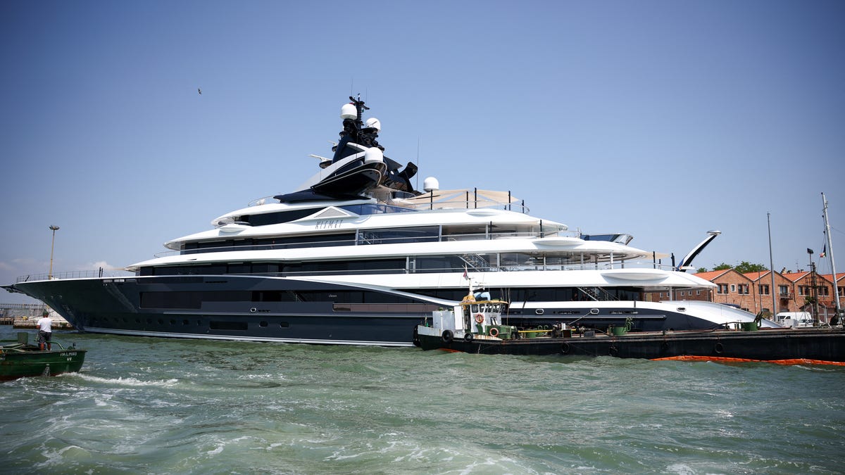 Kismet, iahtul lui Shad Khan, își face întoarcerea triumfală în Jacksonville Pe 14 noiembrie, iahtul Kismet, deținut de miliardarul Shad Khan, a revenit cu fast în Jacksonville, având la bord un istoric impresionant și o valoare de aproximativ 360 de milioane de dolari