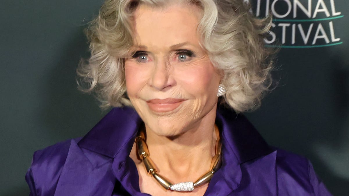Jane Fonda atrage atenția asupra guvernului american în cadrul emisiunii „The Late Show with Stephen Colbert” În cadrul emisiunii „The Late Show with Stephen Colbert”, celebrul activist și actrița laureată cu Oscar, Jane Fonda, a adus în discuție starea îngrijorătoare a politicii americane, afirmând că „lucruri foarte grave se întâmplă”