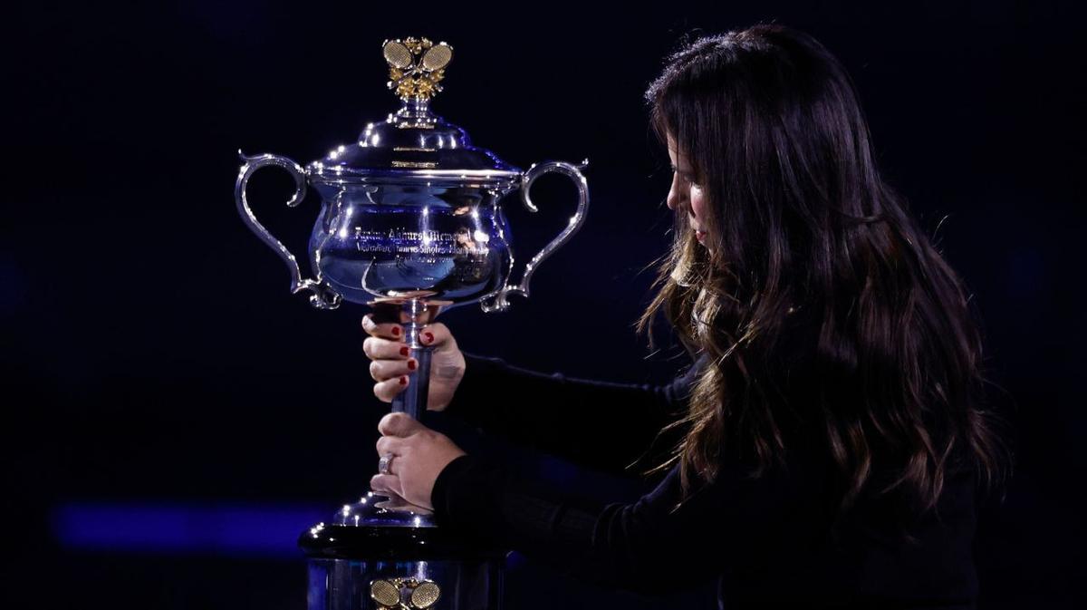 Jennifer Capriati, legendă a tenisului, a revenit vineri seara pe terenul Rod Laver Arena din Melbourne, unde a împărtășit emoția momentului cu fanii prezenți