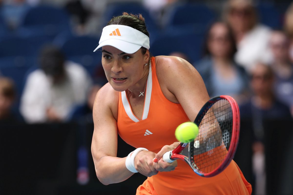Gabriela Ruse se pregătește pentru duelul cu Mirra Andreeva la Australian Open Vineri, 23 ianuarie, pe Arena Rod Laver din Melbourne Park, Gabriela Ruse, jucătoare de 28 de ani clasificată pe locul 79 în ierarhia WTA, va înfrunta tânăra Mirra Andreeva (18 ani, 7 WTA) în turul al treilea al Australian Open