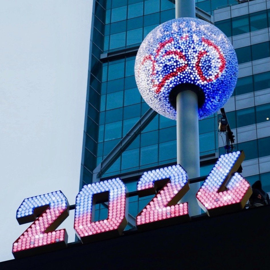 Dublă celebrare pe Times Square: America sărbătorește 250 de ani de independență În noaptea de Anul Nou 2026, Times Square va găzdui un moment umitor: pentru prima dată în istorie, după tradiționala cădere de minge de la miezul nopții, va avea loc o a doua festivitate pentru a marca începutul Semiquincentennial-ului, ce celebrează 250 de ani de la semnarea Declarației de Independență