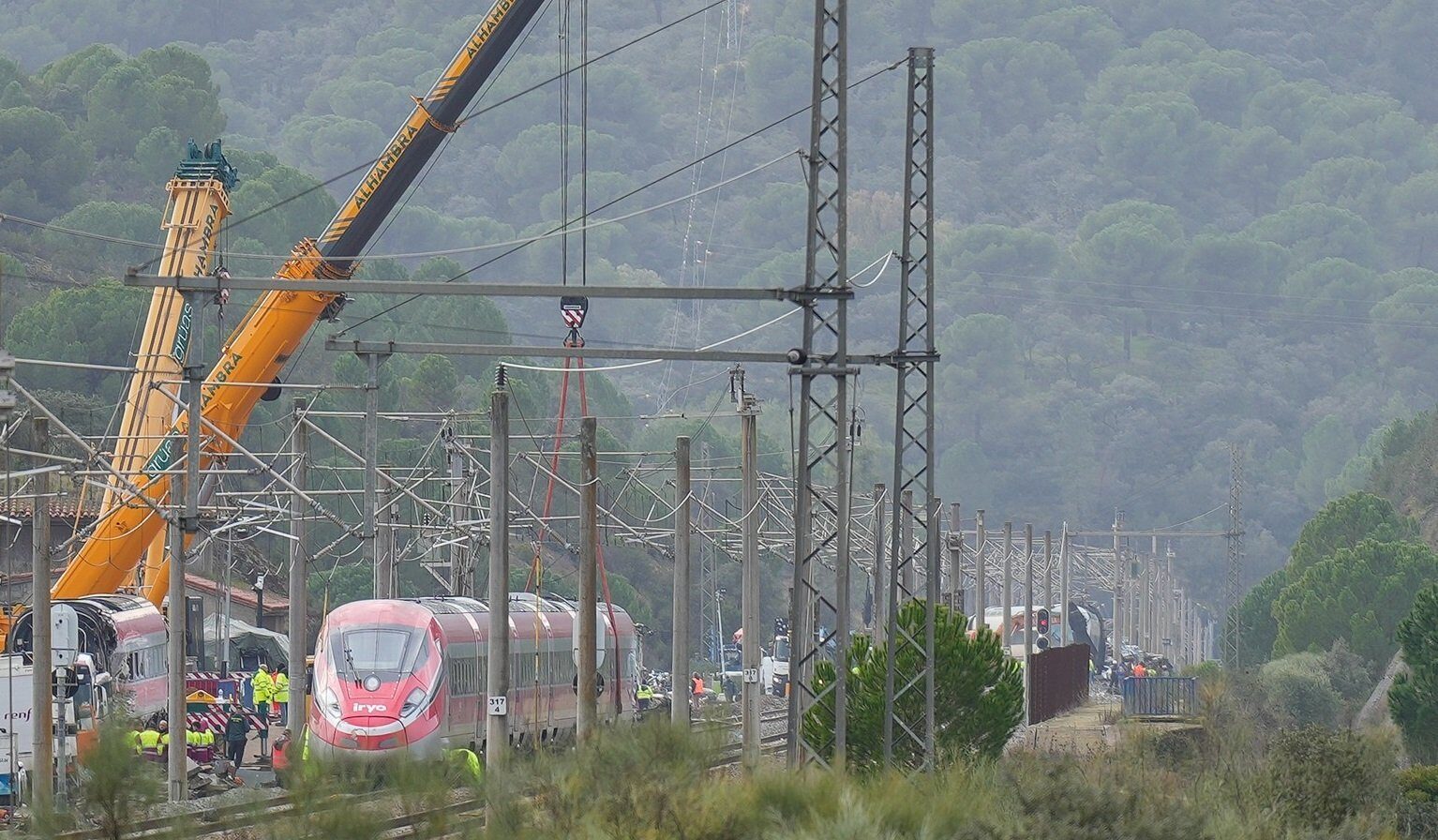 Greva națională a mecanicilor de tren din Spania, declanșată pentru următoarele trei zile, pune în alertă întreaga infrastructură feroviară a țării, după o săptămână marcată de tragedii ce au costat viața a cel puțin 46 de oameni, inclusiv doi mecanic de tren