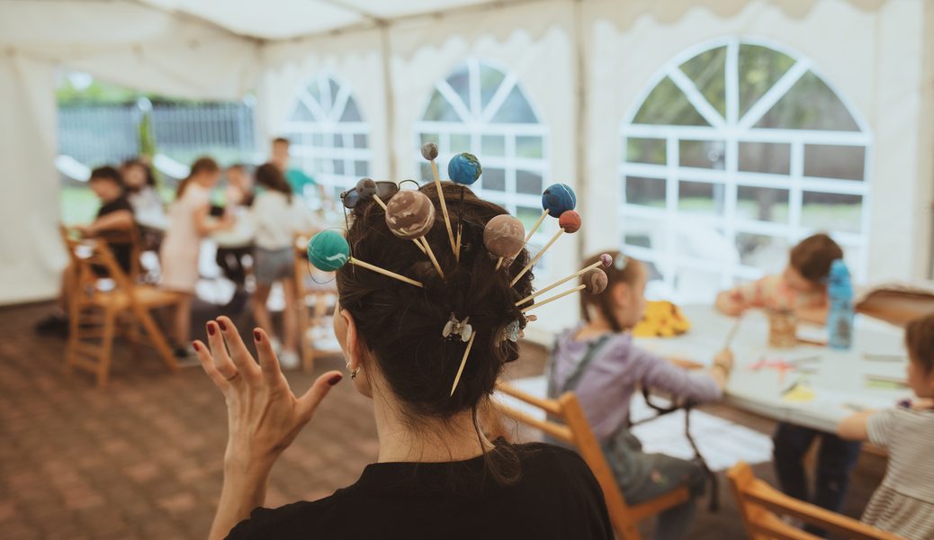 Adina-Soare-fata-cu-planete-in-par-foto-@Ioana-Cirlig-2.jpg - PresaObiectiva