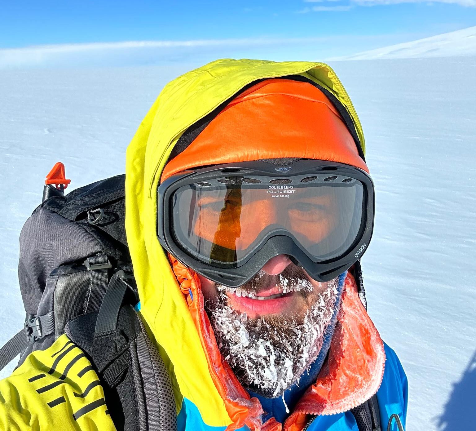 Un român, la Polul Sud: Adrian Ahriţculesei stabilește o performanță remarcabilă în Antarctica Poate părea incredibil, dar iată că un alpinist român a reușit să scrie istorie în cel mai îndepărtat continent de pe planetă