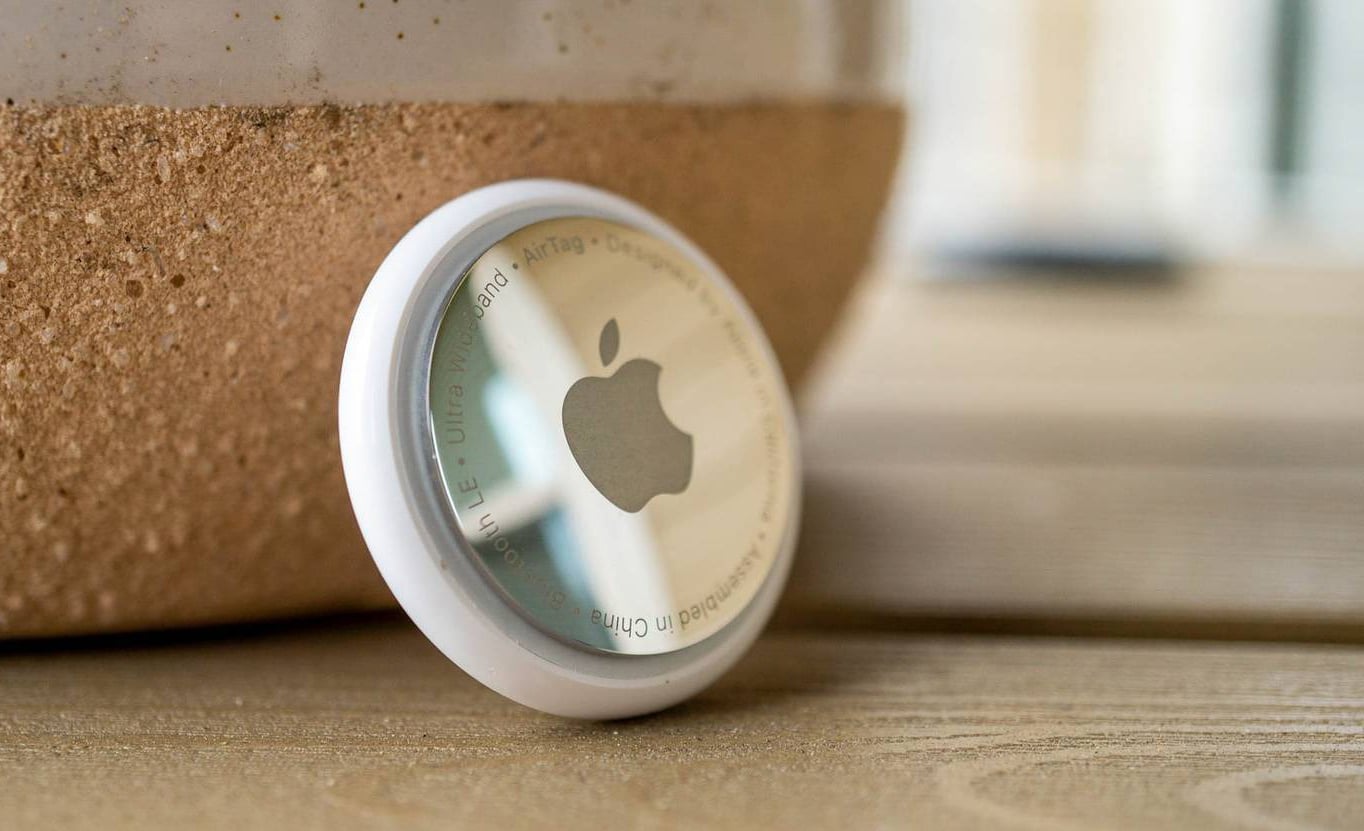 Apple a lansat oficial a doua generație a gadgetului AirTag, accesoriul inteligent care face parte din ecosistemul Find My și care ajută utilizatorii să localizeze chei, portofel, bagaje sau alte obiecte de valoare