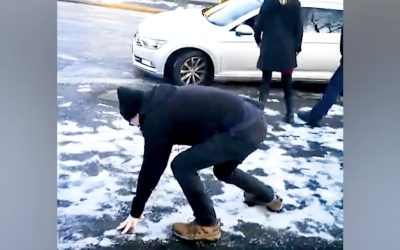 Alunecat-pe-gheata-gheata-cazut-pe-gheata.jpg - PresaObiectiva