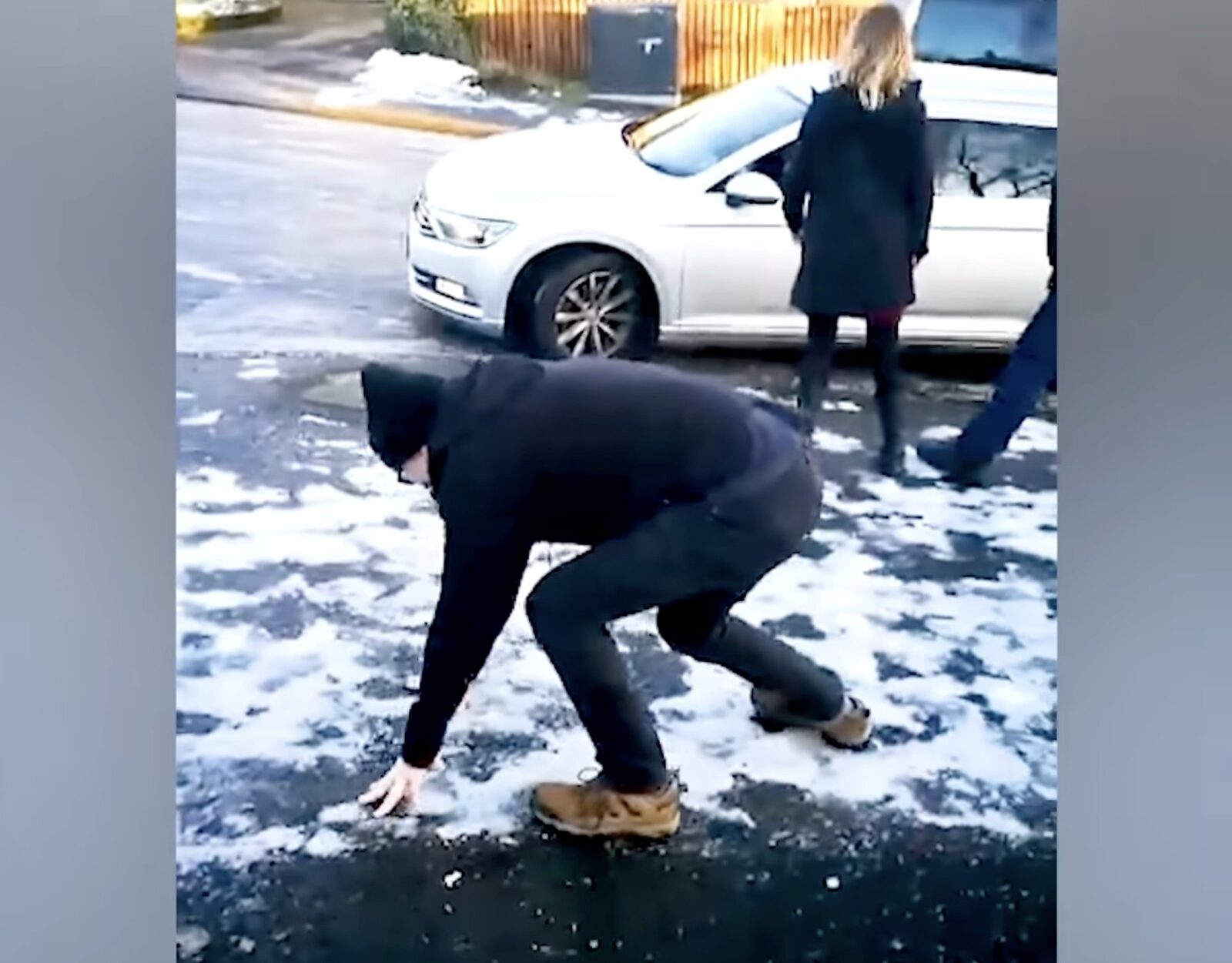 Sute de persoane au fost internați după căzături pe gheață în vestul țării, unde temperaturile au scăzut la -18°C