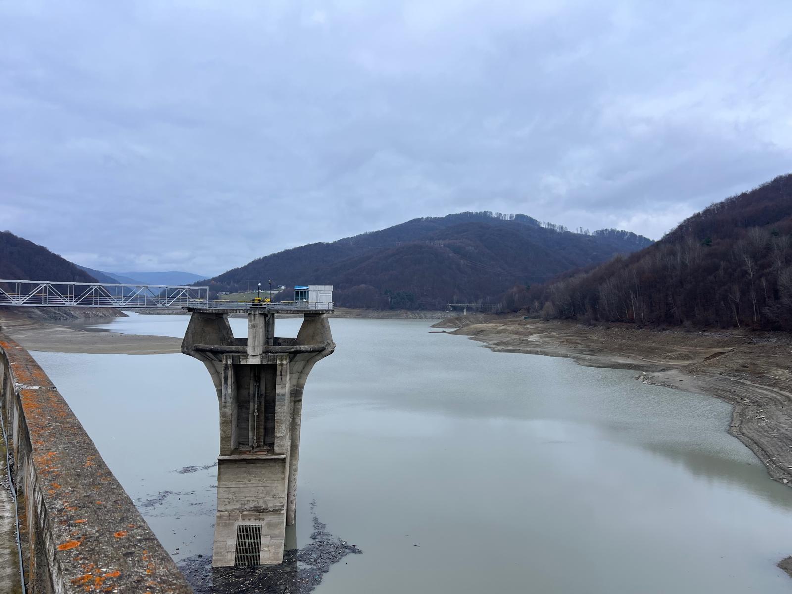 Criza apei de la Paltinu: un incident care a scos în evidență probleme administrative și de management în sectorul hidraulic românesc Problema de la Barajul Paltinu, situat pe cursul Dunării în județul Prahova, a devenit subiect de analiză și dezbatere după incidentul major produs la sfârșitul anului 2025, când sute de mii de locuitori din zonele limitrofe au rămas fără apă potabilă timp de aproape o săptămână