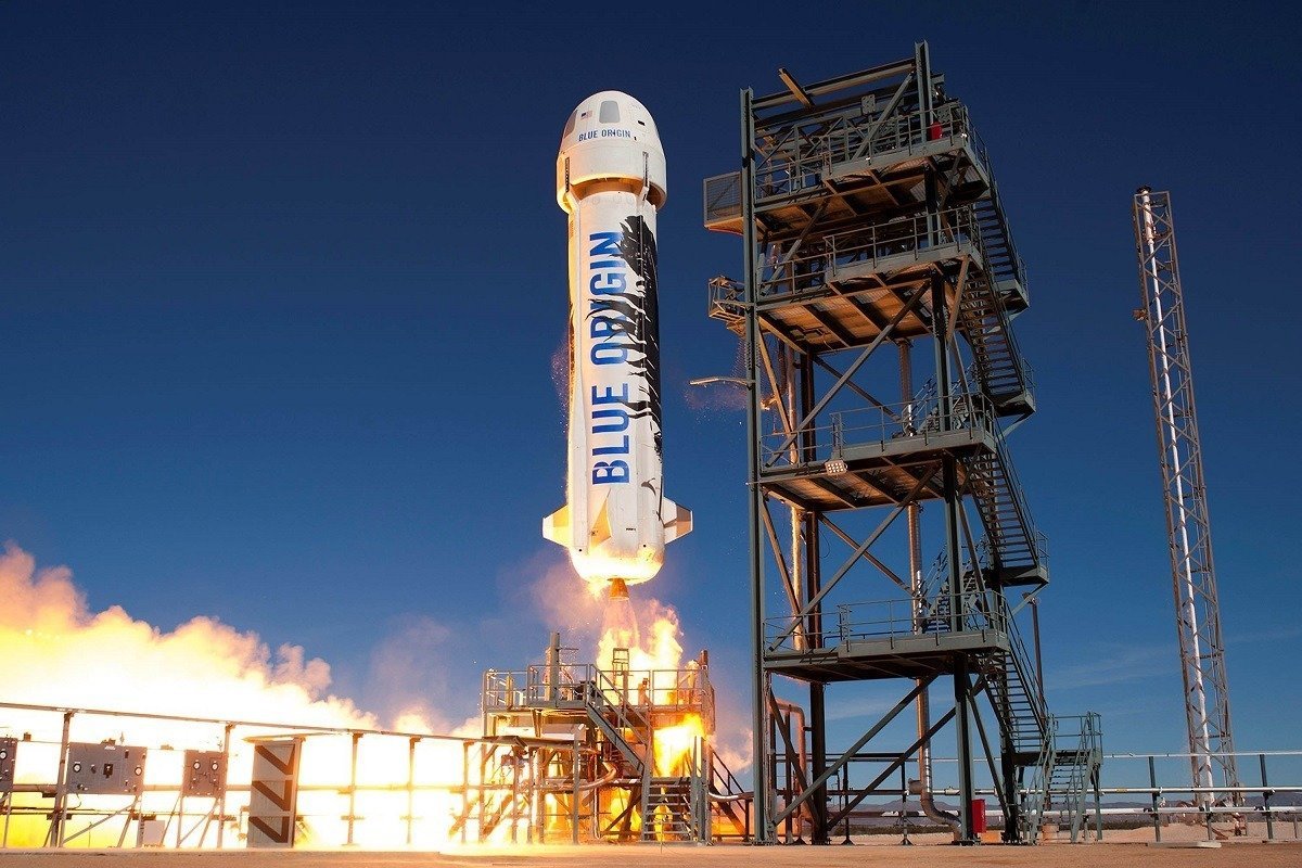 Blue Origin, compania spațială fondată de miliardarul american Jeff Bezos, intenționează să devină un jucător major pe piața globală a comunicațiilor prin satelit, anunțând un proiect ambițios de lansare a peste 5.400 de sateliți pe orbita joasă a Pământului