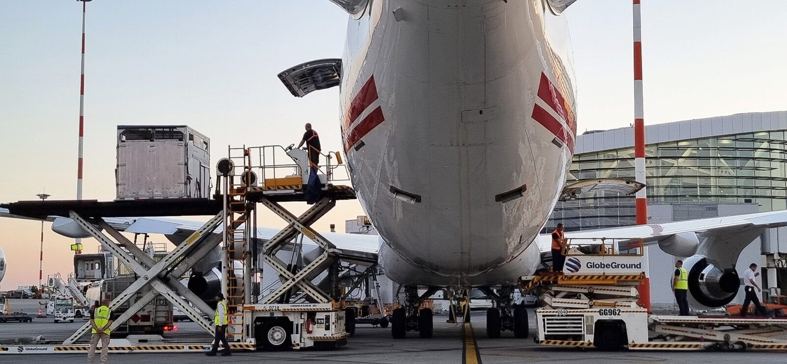 Decizia Guvernului de a taxa coletele extracomunitare a dus la o scădere abruptă a traficului aerian de marfă la Otopeni După ce Autoritatea fiscală a anunțat implementarea, de la 1 ianuarie, a unei noi taxe de 25 de lei pe coletele venite din afara Uniunii Europene – denumită popular „taxa Temu”, traficul aerian de marfă de pe Aeroportul Internațional Henri Coandă a înregistrat o scădere dramatică chiar înainte de aplicarea efectivă a măsurii