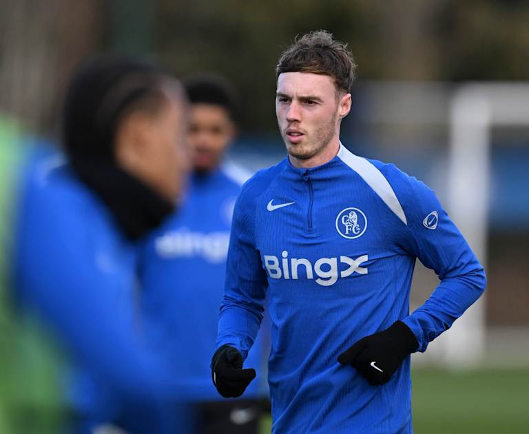 Absența lui Cole Palmer, o pierdere pentru Chelsea înaintea duelului cu Pafos Într-o seară crucială pentru echipa Chelsea, antrenorul Liam Rosenior a anunțat că tânărul jucător Cole Palmer nu va face parte din lotul de zi pentru confruntarea cu echipa cipriotă Pafos, din faza de grupă a Ligii Campionilor