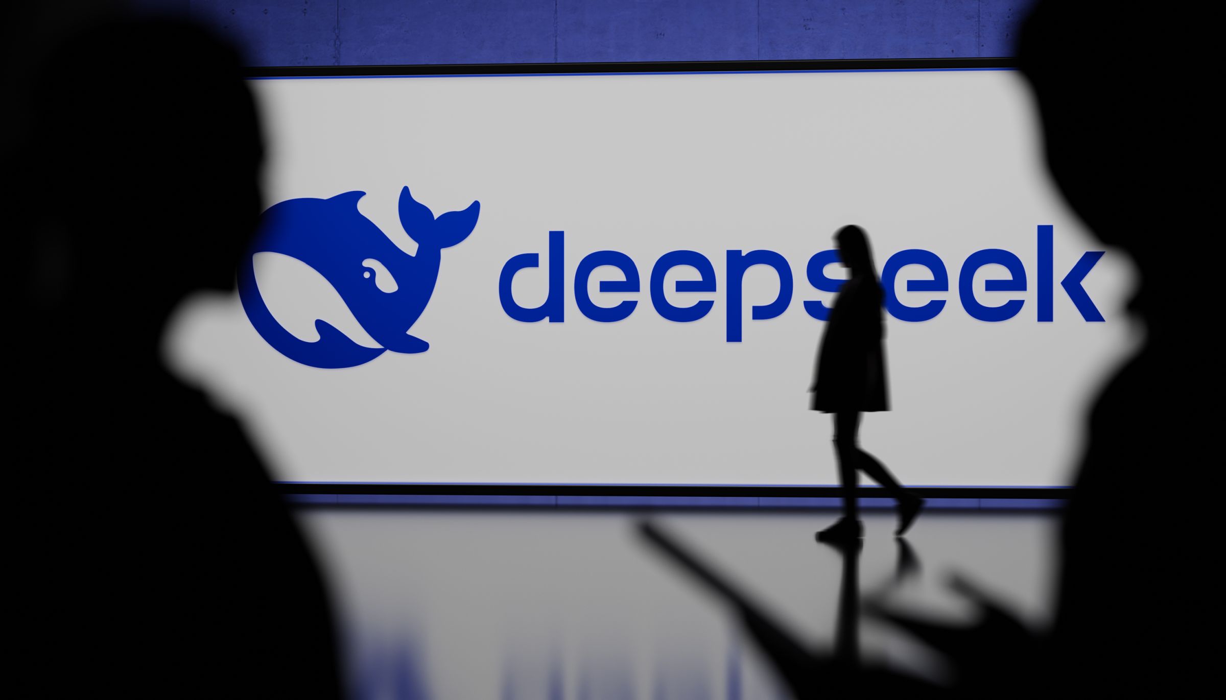 DeepSeek, startup-ul chinez cu un an în urmă care a zdruncinat piața globală de inteligență artificială, pare să fi pierdut din impact, dar nu și din ambiție