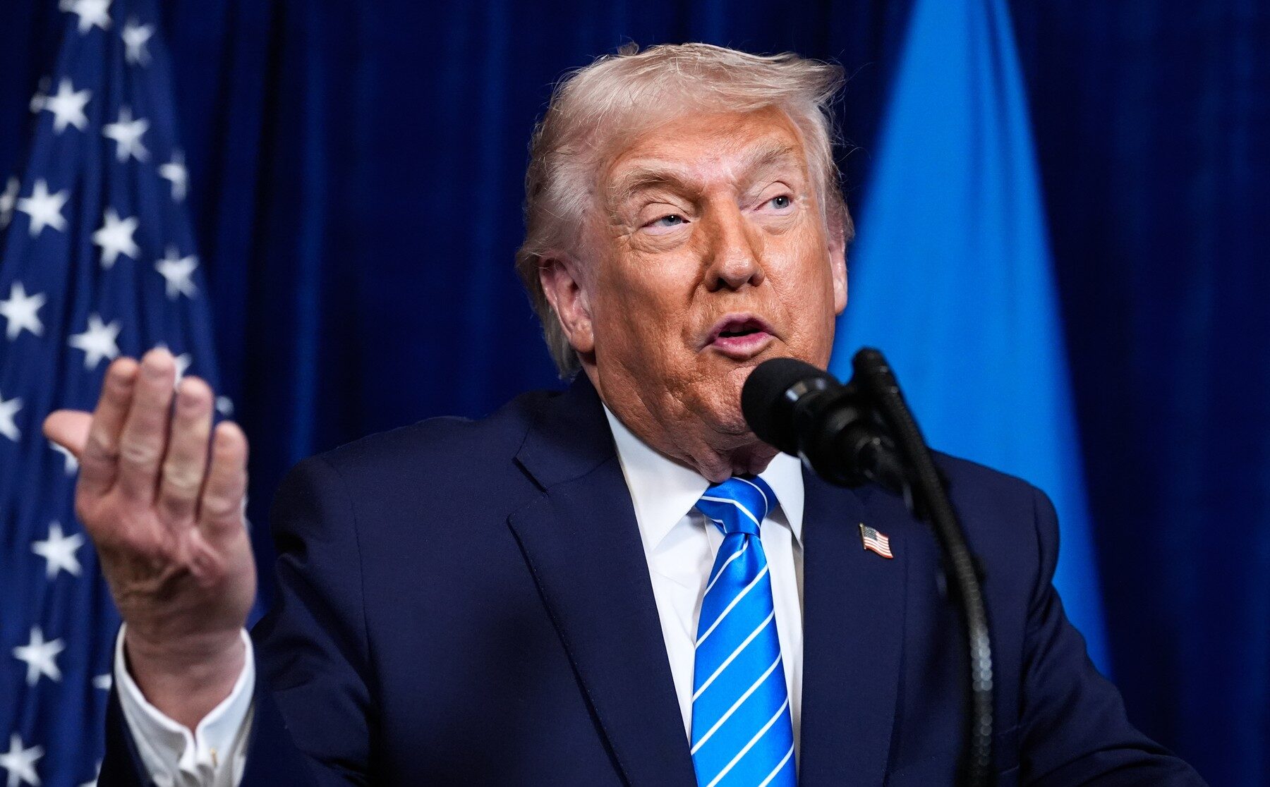 Președintele Statelor Unite, Donald Trump, a lansat luni o amenințare cu acțiuni în justiție împotriva prezentatorului TV Trevor Noah, după ce gazda celei de-a 68-a ediții a Premiilor Grammy a făcut referiri controversate la teme sensibile legate de politica sa de imigrare, dar și la afacerea Epstein, într-un moment în care cele două subiecte au devenit din ce în ce mai mediatizate în contextul unui val de critică din partea opiniei publice