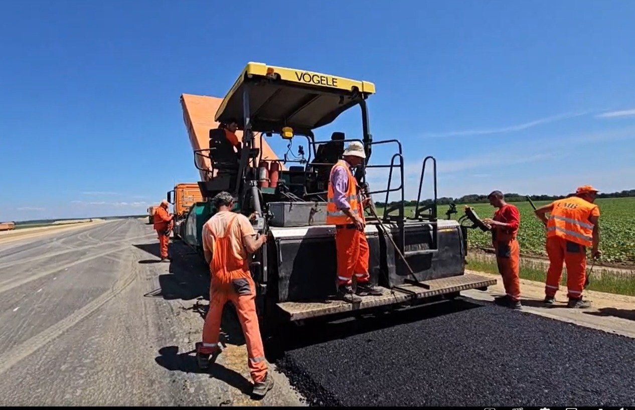 Consiliul Concurenței sancționează trei companii de construcții rutiere pentru trucarea licitațiilor de la CNAIR Trei companii active pe piața lucrărilor de întreținere și reabilitare a drumurilor au fost sancționate recent de către Consiliul Concurenței pentru implicare în practici anticoncurențiale, în valoare totală de peste 8,2 milioane de lei (aproximativ 1,66 milioane de euro)