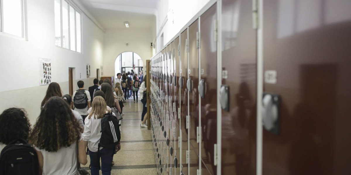 Elevi-la-scoala-pe-holuri-clasa-dulapuri-Foto-INQUAM-Photos-Octav-Ganea.jpg - PresaObiectiva