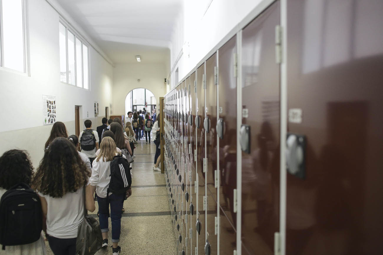 Școlile din Bacău vor introduce sistem de acess cu card electronic, susținut financiar de BRD Proiectul de modernizare a accesului în școlile din Bacău devine realitate: conducerea Colegiului Național Pedagogic „Ștefan cel Mare” și a Colegiului Național Vasile Alecsandri plănuiesc implementarea unui sistem automatizat bazat pe carduri electronice