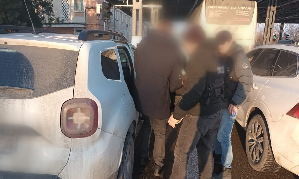 Un bărbat urmărit internațional, cu cetățenie belarusă, a fost prins de polițiștii de frontieră de la Albița după ce a reușit să evadeze dintr-o închisoare din Belarus, cu numai o zi înainte de a fi interceptat în România