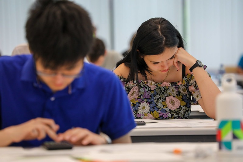 Examen-elev-admitere-test-gandeste-fata-baiat-ICHO-2023-Flickr.jpg - PresaObiectiva