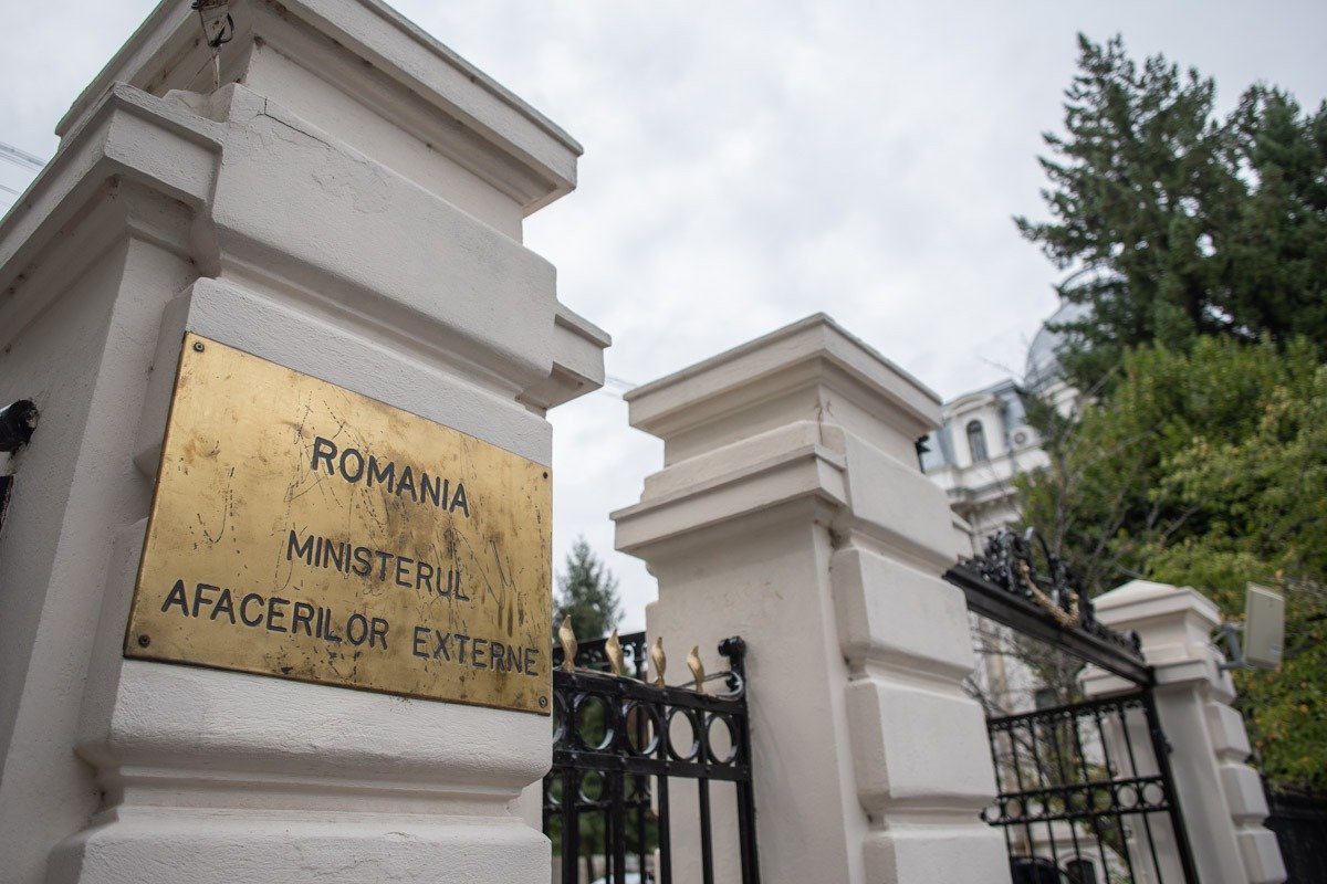Procurorii Direcției Naționale Anticorupție (DNA) instituie joi percheziții într-un dosar cu reper penal, vizând persoane din domeniul serviciilor consulare, în contextul unor cercetări de amploare legate de corupție și delapidare
