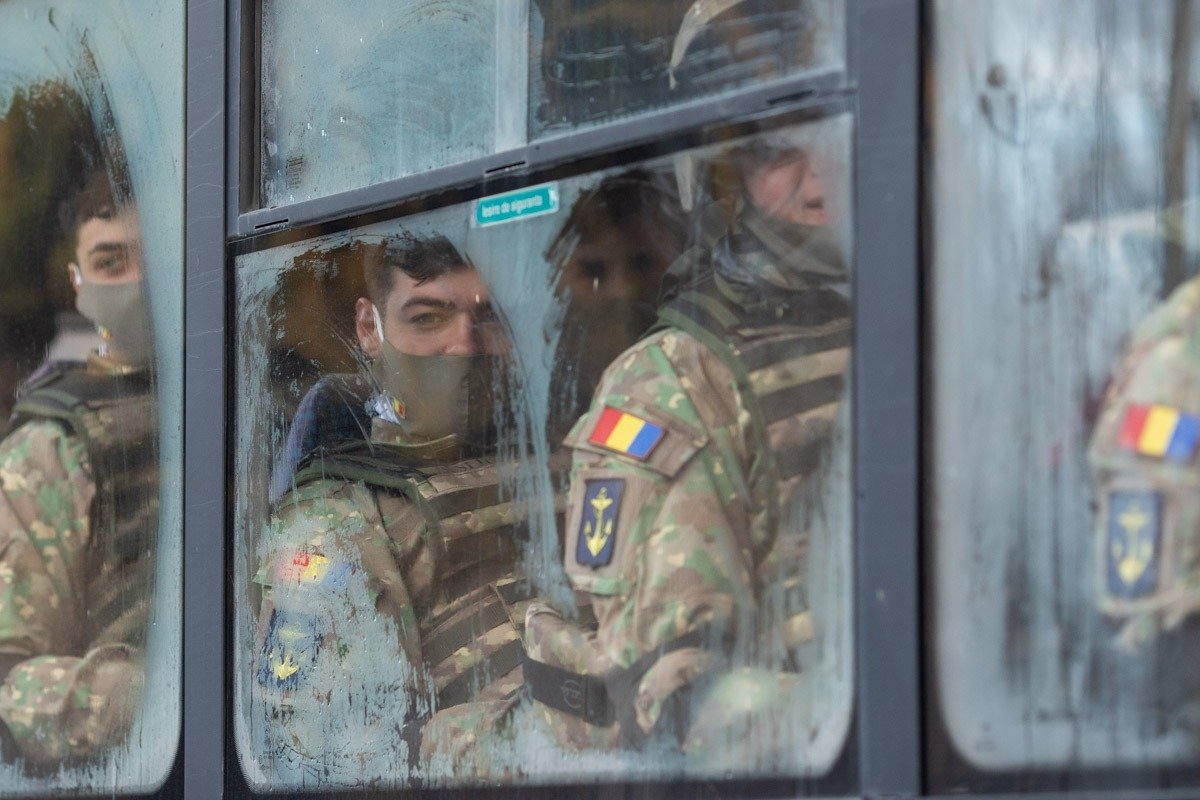 Ministrul Apărării: Nicio reducere de salarii sau pensii pentru personalul militar în urma analizelor privind vârsta de pensionare Într-un climat marcat de discuții intense despre viitorul personalului militar din sistemul cu statut special, ministrul Apărării, Vasile Dîncu, a clarificat recent situația, afirmând cu fermitate că nu vor exista tăieri de salarii sau pensii odată cu implementarea eventualelor măsuri menite să prelungesca activitatea militarilor