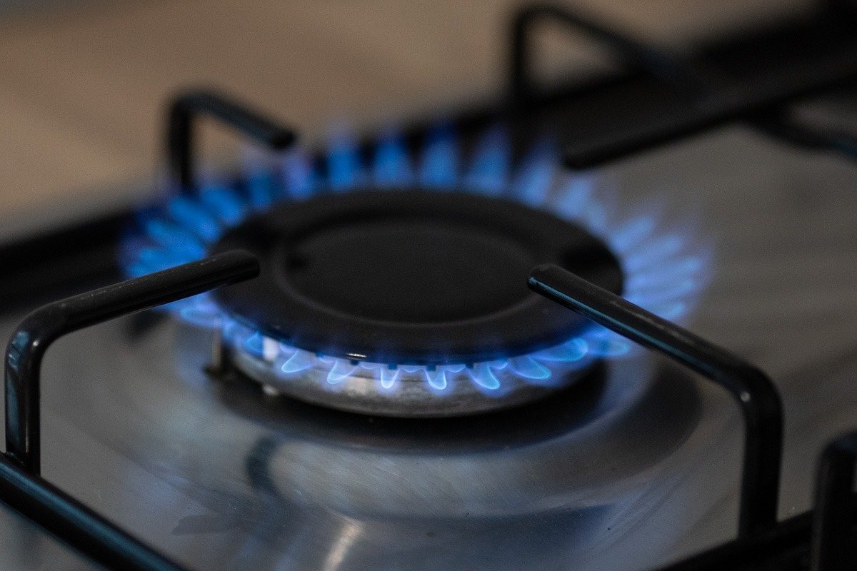 Facturile la gaze, stabile până în 2026: Ministrul Energiei prevede o situație favorabilă chiar și în fața crizelor internaționale Ministrul Energiei, Bogdan Ivan, a anunțat sâmbătă, într-o intervenție la Antena 3 CNN, că facturile la gaze naturale vor rămâne stabile până cel puțin în anul 2026, ceea ce reprezintă o veste bună pentru consumatori în contextul în care piețele internaționale sunt din ce în ce mai volatile