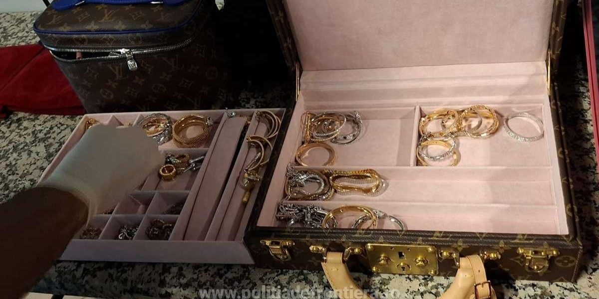 Femei-bijuterii-ceasuri-bunuri-3-milioane-de-euro.jpg - PresaObiectiva
