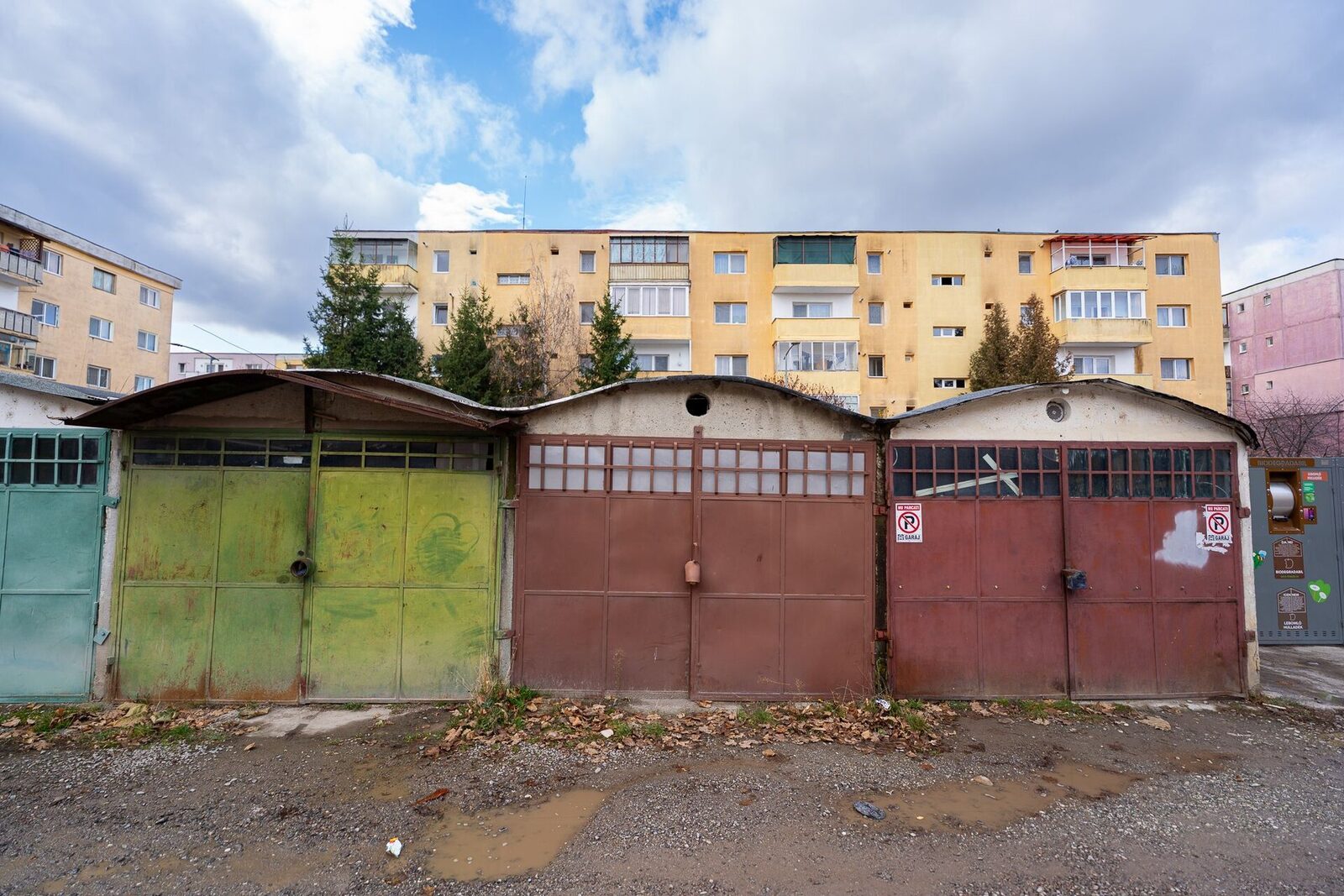 Primăria Sfântu Gheorghe adoptă o strategie diferită față de alte municipalități din țară în privința gestionării garajelor improvizate din oraș