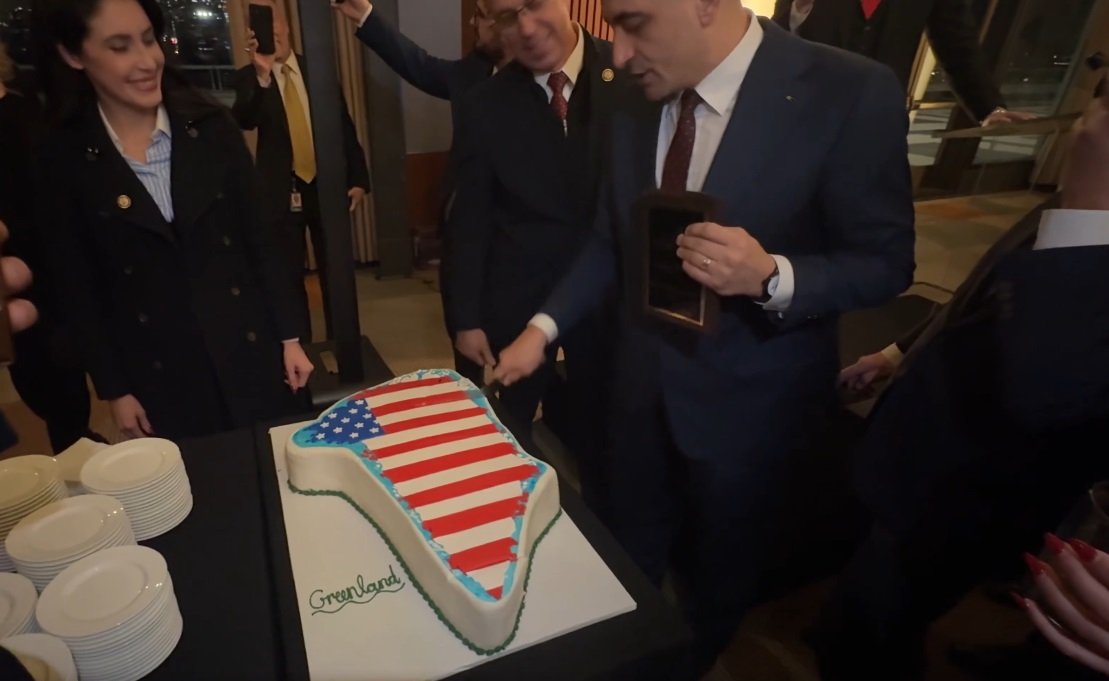 George Simion, liderul extrem de contestat al partidului AUR, a reușit să stârnească din nou controverse cu un gest aparent simbolic, dar cu implicații mult mai profunde în contextul geopolitic și al discursului naționalist din România