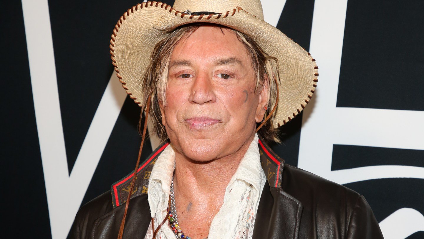 Mickey Rourke, pe punctul de a fi evacuat: Apel umanitar pe GoFundMe Mickey Rourke, cunoscutul actor american, se confruntă cu o situație extrem de delicată