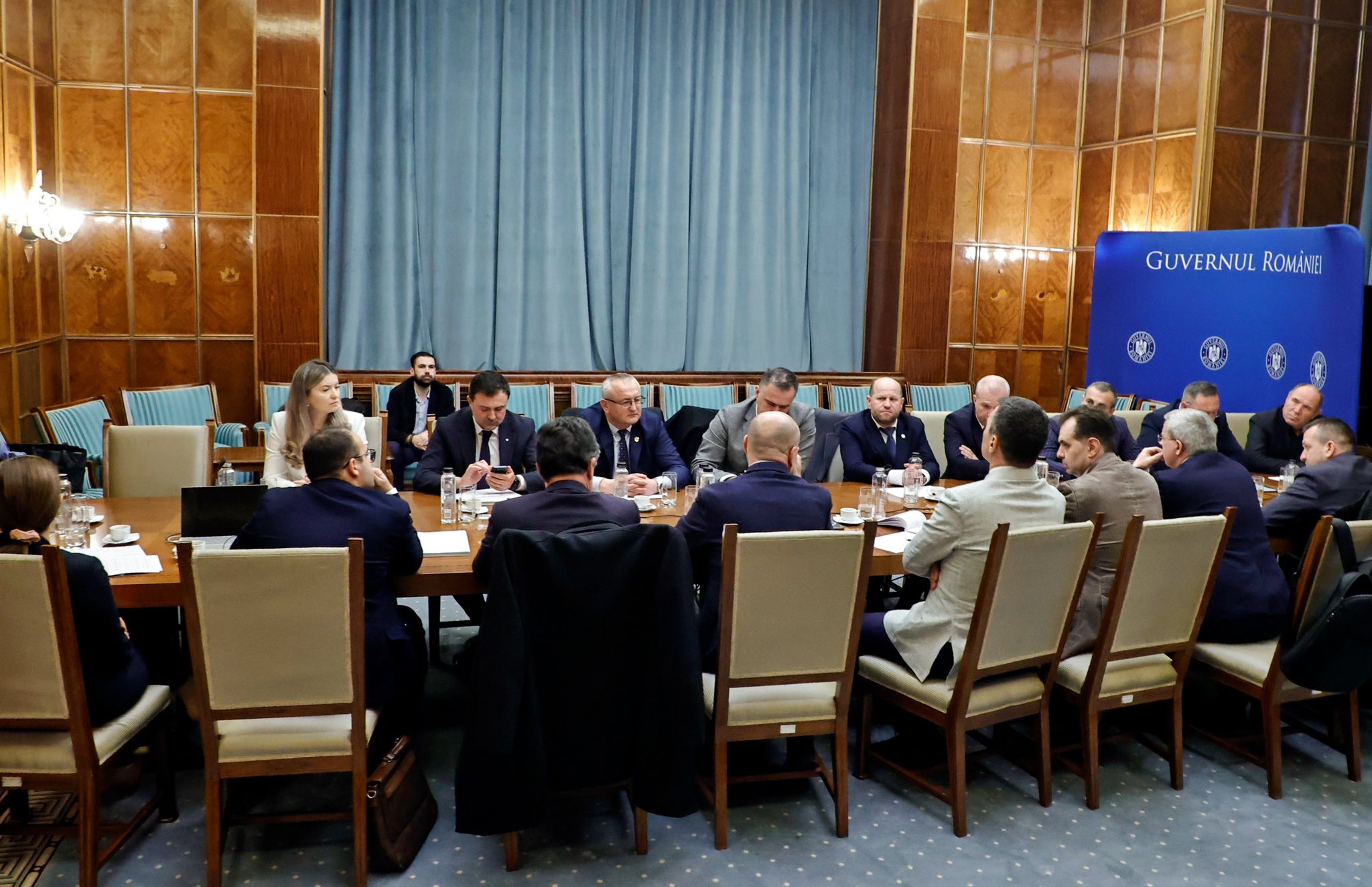 Guvernul României aduce în prim-plan o radiografie a administrațiilor locale din țară, comparând situația cu cele din statele membre UE, și evidențiind o serie de dezechilibre structurale care limitează autonomia și eficiența administrațiilor locale românești