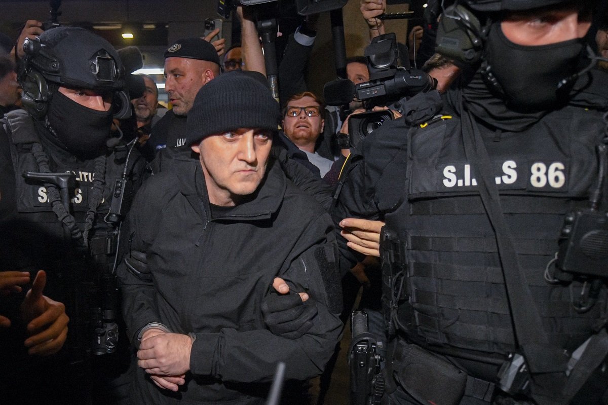 Curtea de Apel București menține arestul pentru familia Potra, implicată în afaceri controversate Primăvara aceasta a fost marcată de o evoluție importantă în cazul familiei Potra, cunoscută pentru legăturile sale cu domenii controversate și pentru implicarea în activități care au stârnit suspiciuni în ultima vreme