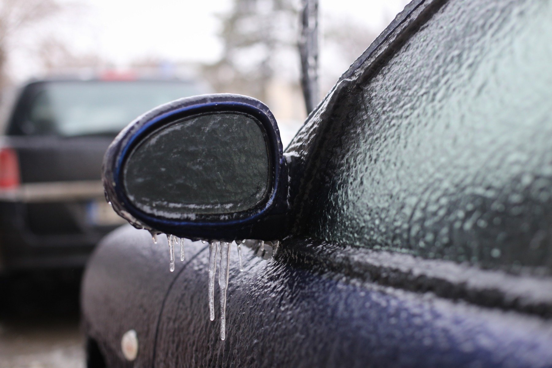 Vreme extremă în București și mai multe județe din țară: avertizări de ploi și polei valabile până luni dimineața Seceta a fost departe de a fi uitată în ultimele luni, însă odată cu schimbarea sezonului, meteorologii atenționează pentru riscuri crescute generate de precipitații și temperaturi scăzute