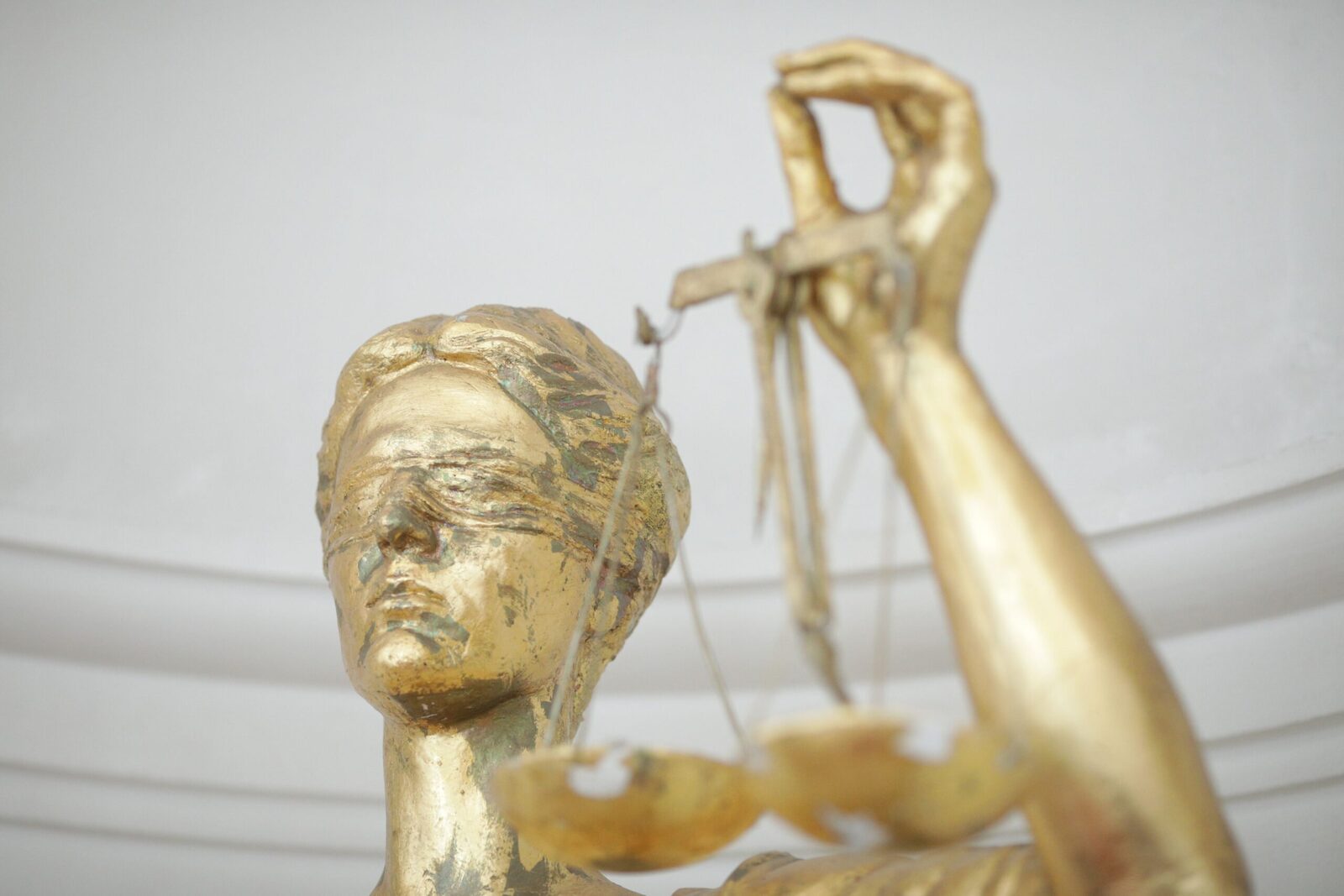 Un nou caz de violență domestică a shockat opinia publică din România, ridicând iarăși problema vulnerabilității victimelor și a răspunsurilor insuficiente ale sistemului judiciar