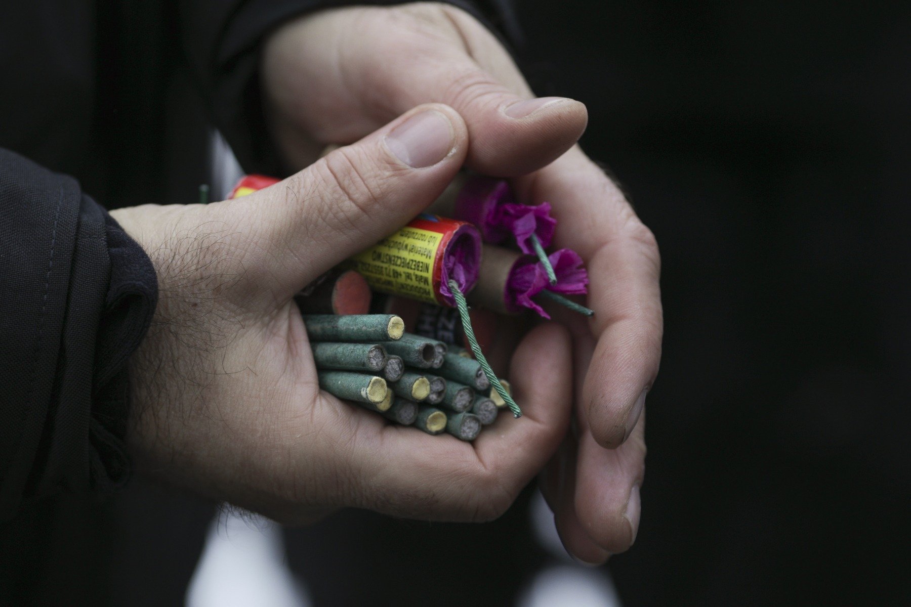 Un adolescent român de 17 ani a avut parte de un început de An Nou tragic, după ce o petardă explodată în apropierea sa în timpul concertelor pirotehnice de Revelion l-a lăsat fără mâna stângă și cu răni grave la nivelul feței și gâtului