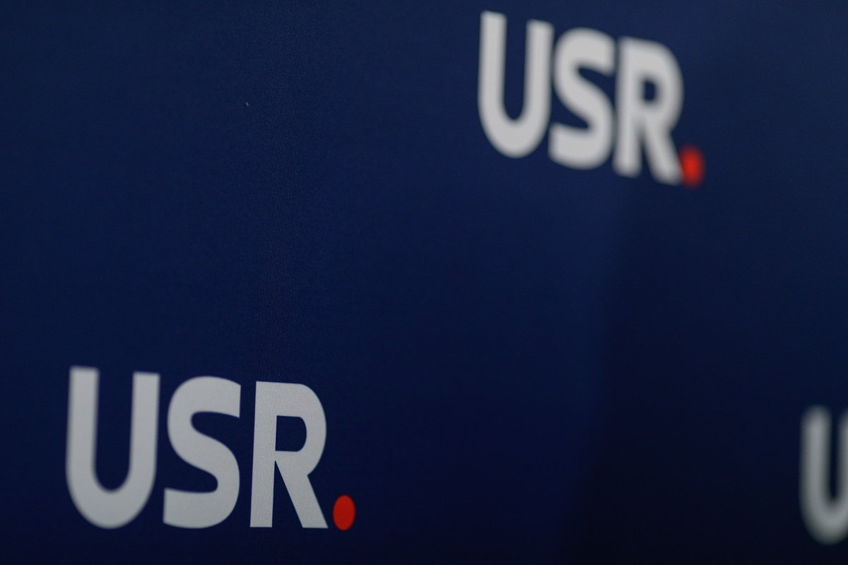 USR în proces de renovare: Patru ore de dezbateri intense pentru statul partidului Duminică a fost o zi crucială pentru USR, partidul care a dominat scena politică liberală din ultimii ani, dar care se află acum într-un proces de reevaluare și modernizare