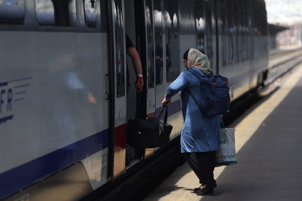 Modificări semnificative în circulația trenurilor între București și Budapesta, cauzate de lucrări pe infrastructură Circulația trenurilor dintre București și Budapesta va suferi modificări importante în următoarele zile, datorită unor lucrări necesare pe șine, autorizate de CFR Infrastructură