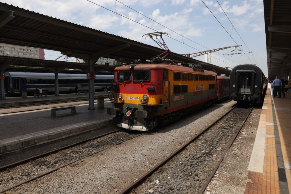 La începutul acestei săptămâni, Gara de Nord din București se confruntă cu un sezon de întârzieri semnificative, provocate, cel mai probabil, de condițiile meteo aspre și de perturbările operaționale din trafic