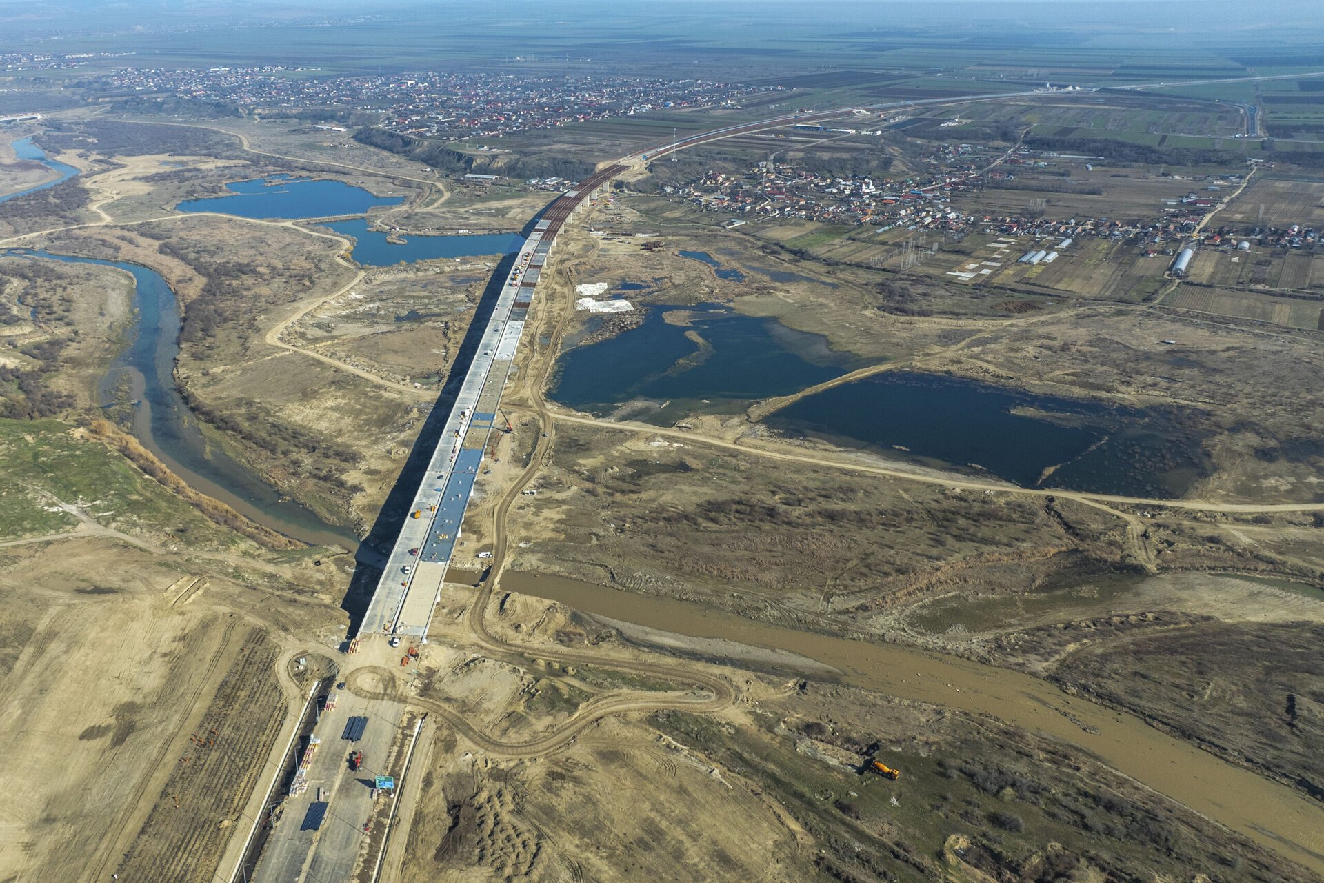 Autostrada Moldovei, recent inaugurată, devine din ce în ce mai problematică, iar construcția primului său lot, între Dumbrava și Mizil, atrage atenția asupra dificultăților tehnice și întârzierilor majore generate de condițiile dificile ale terenului