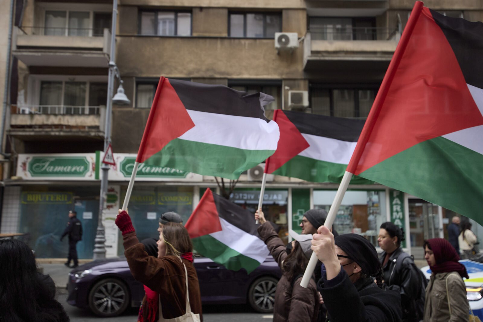 Bucureștiul face apel la solidaritate pentru refugiații palestinieni afectați de conflictul din Orientul Mijlociu În plin malițiu de conflict din Orientul Mijlociu, zeci de familii palestiniene au fost forțate să își abandoneze locuințele, căutând refugiu în state vecine și, printre acestea, și în România