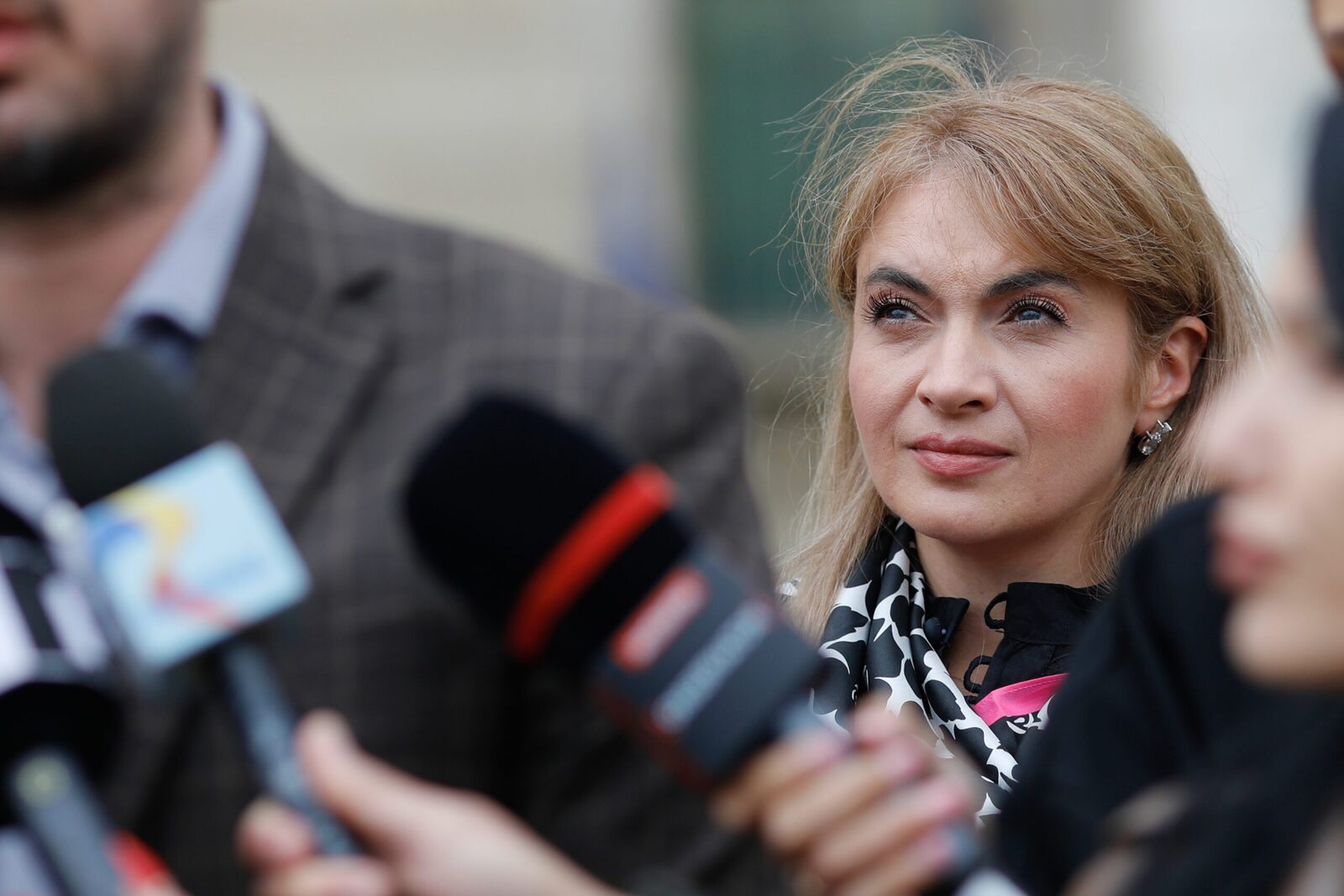Avocata Silvia Uscov a atacat din nou numirea judecătorilor CCR Dacian Dragoș și Mihai Bucuioc, trimițând, luni, Curții de Apel București două acțiuni în anulare