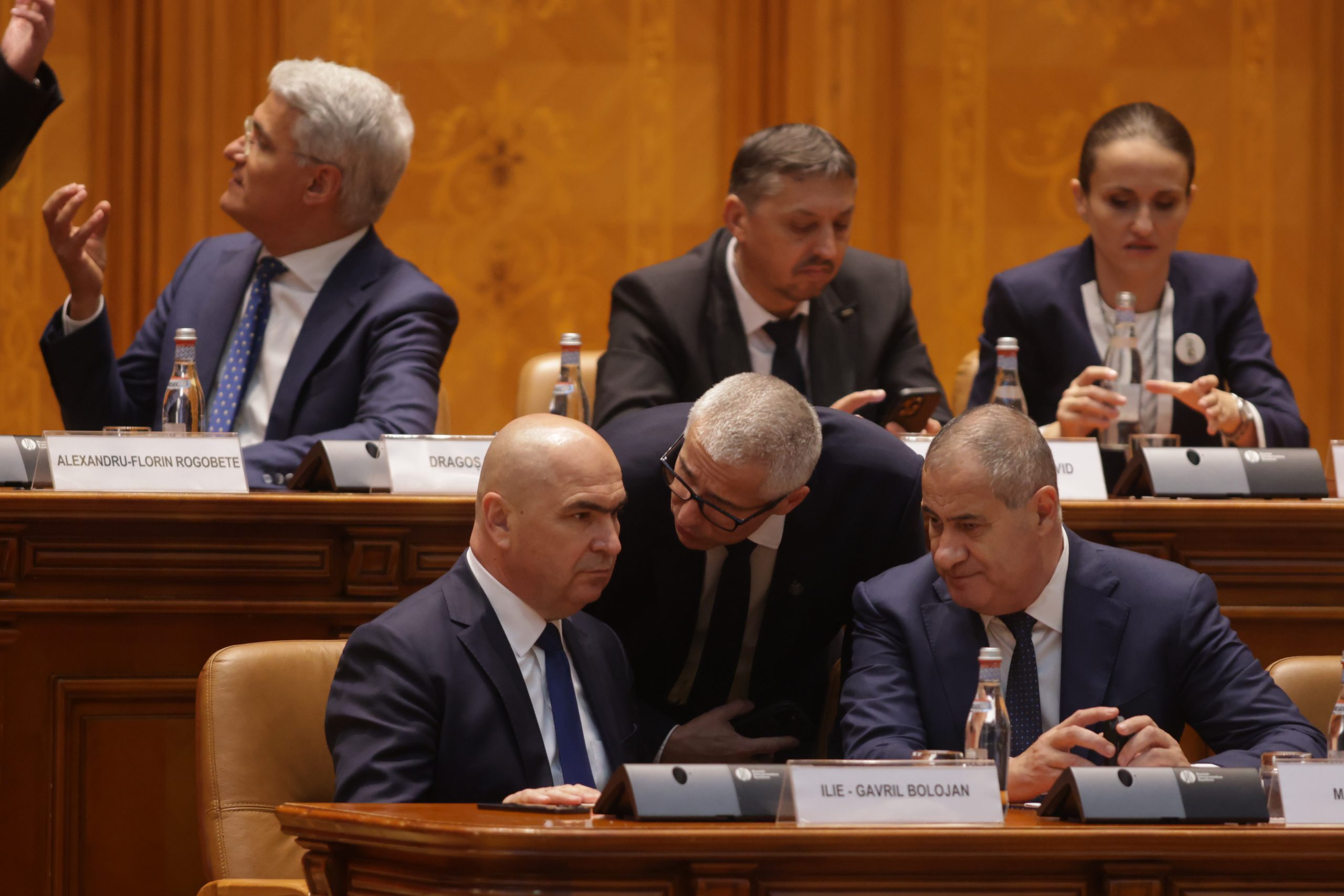 Premierul Bolojan, criticat dur pentru reacția privind plagiatul ministrului Justiției Premierul Ilie Bolojan a fost subiectul unor intensive critici după comentariile sale referitoare la acuzațiile de plagiat aduse ministrului Justiției, Radu Marinescu