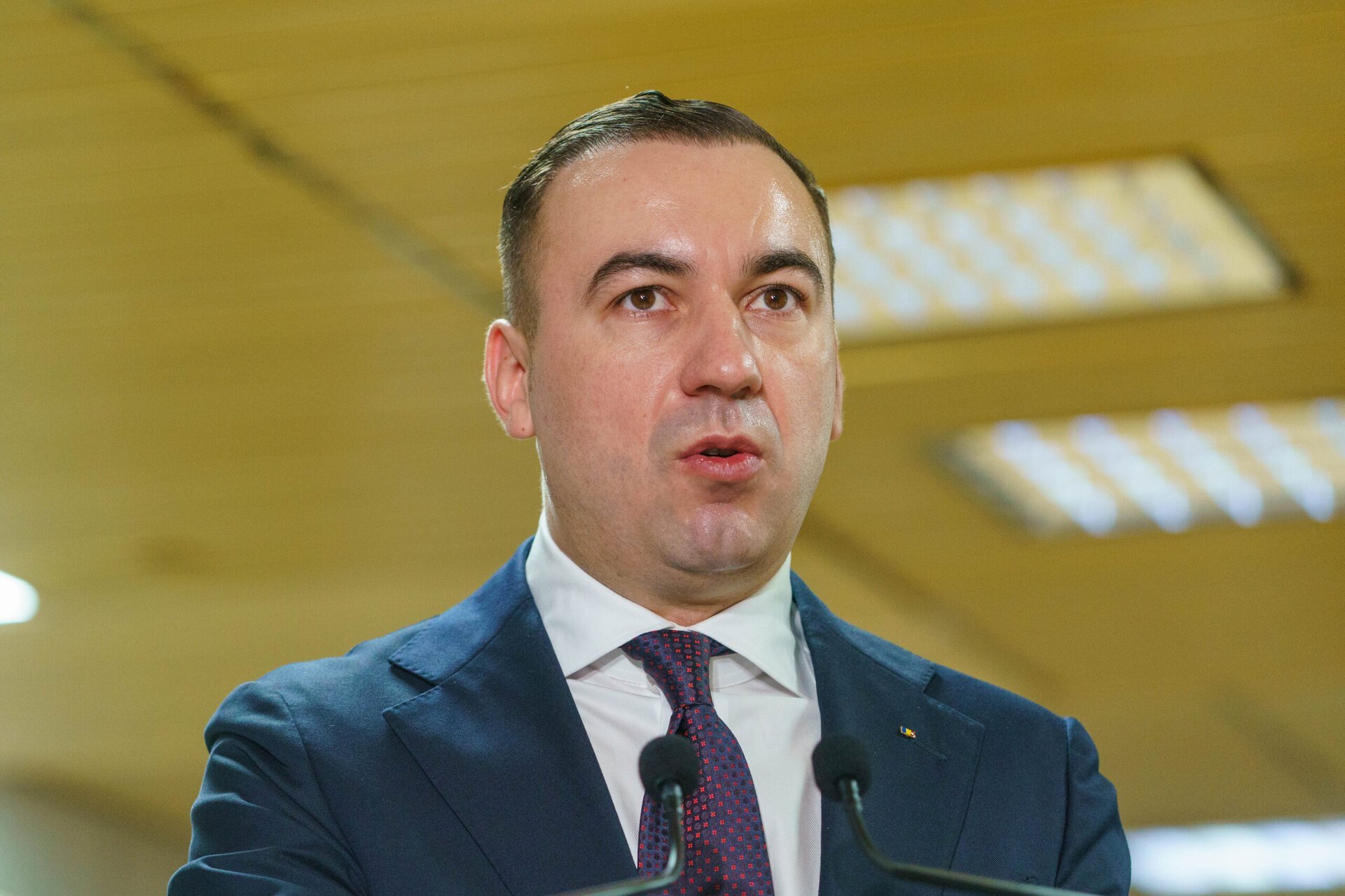 Capitala se confruntă zilnic cu o pierdere uriașă de apă caldă, echivalentă cu consumul pentru aproximativ 75.000 de apartamente, o situație care subliniază gravele probleme ale rețelei de termoficare a orașului