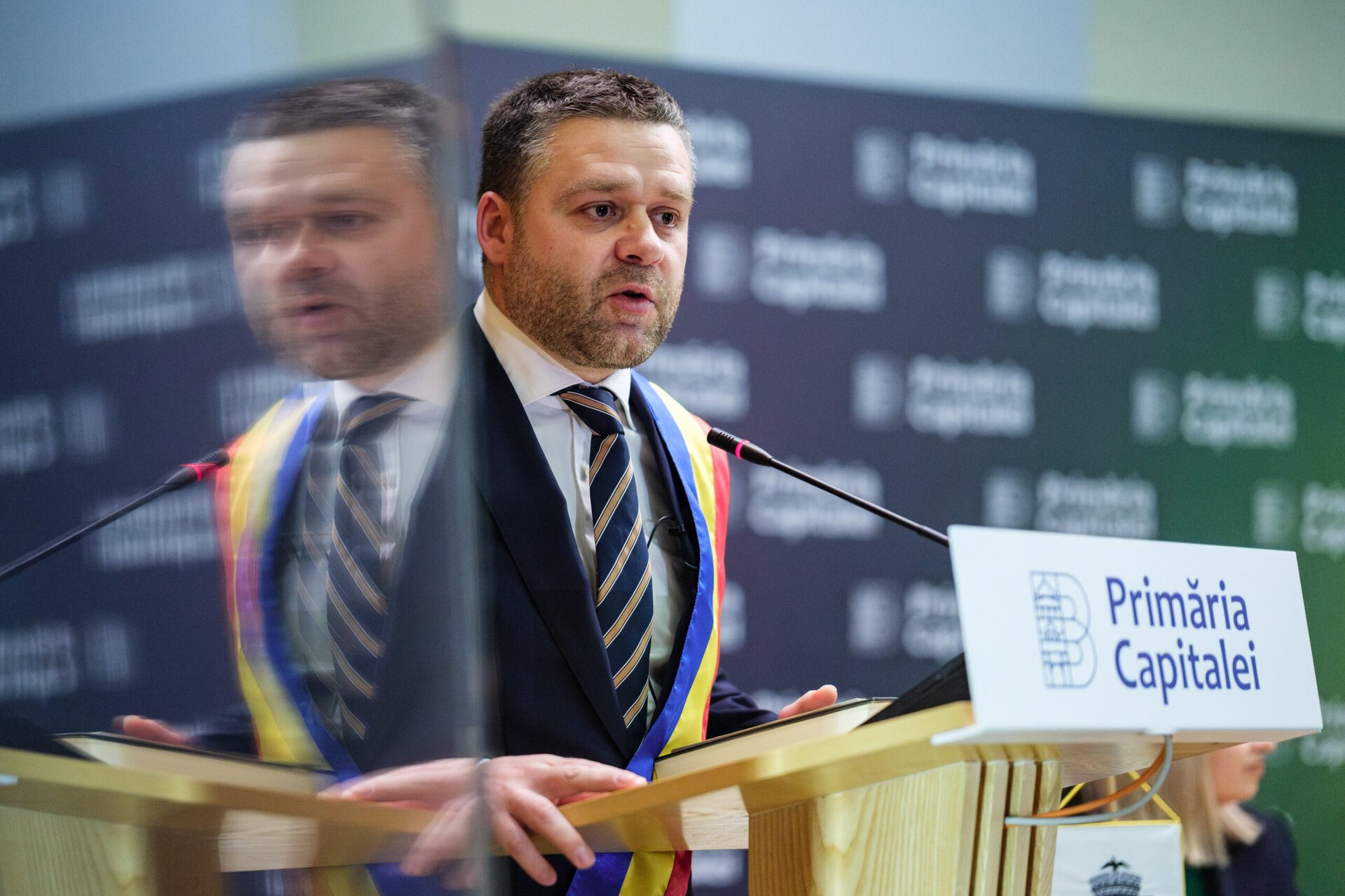 Debut tumultuos al noului mandat al lui Ciprian Ciucu în Consiliul General al Municipiului București Prima reuniune oficială a Consiliului General din mandatul recent început al primarului Ciprian Ciucu s-a desfășurat într-un mod care nu a lăsat impresia unui început promițător