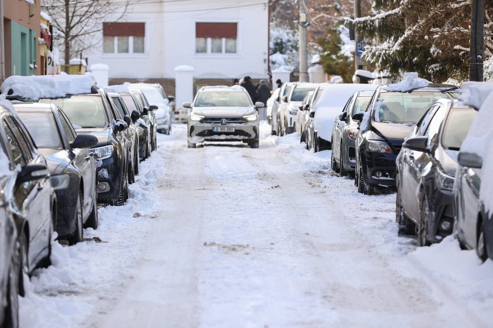 Ninsori și ger în București: Autoritățile pregătesc intervenții Bucureștiul se pregătește pentru ninsori abundente în noaptea de sâmbătă, cu un strat de zăpadă de aproximativ 5 centimetri așteptat pe străzile Capitalei