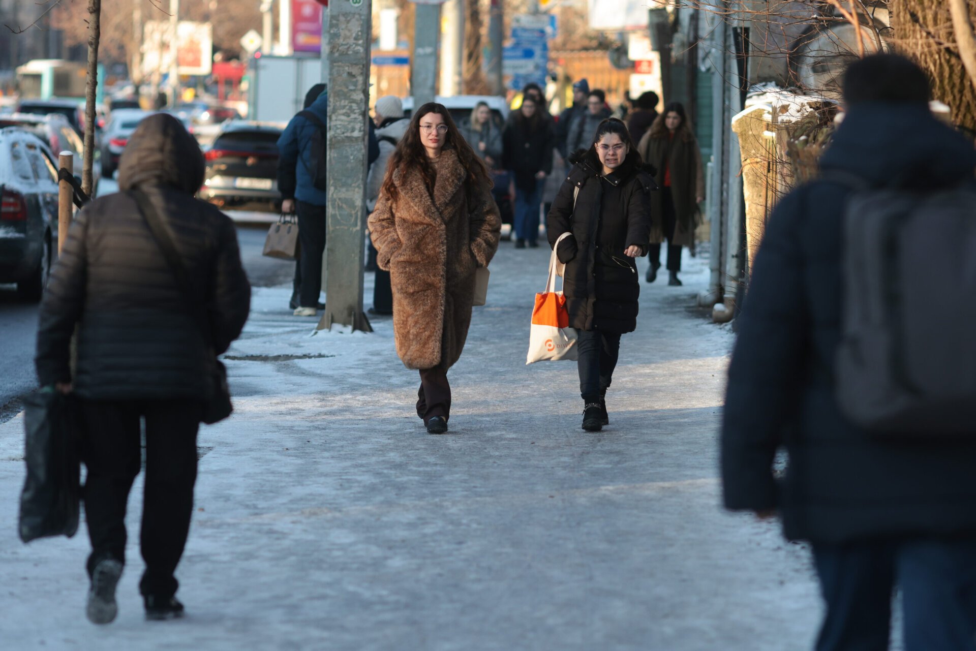 Bucureștiul se pregătește pentru un nou episod de iarnă aspră, pe măsură ce stratul de zăpadă se menține constant și temperaturile continuă să scadă