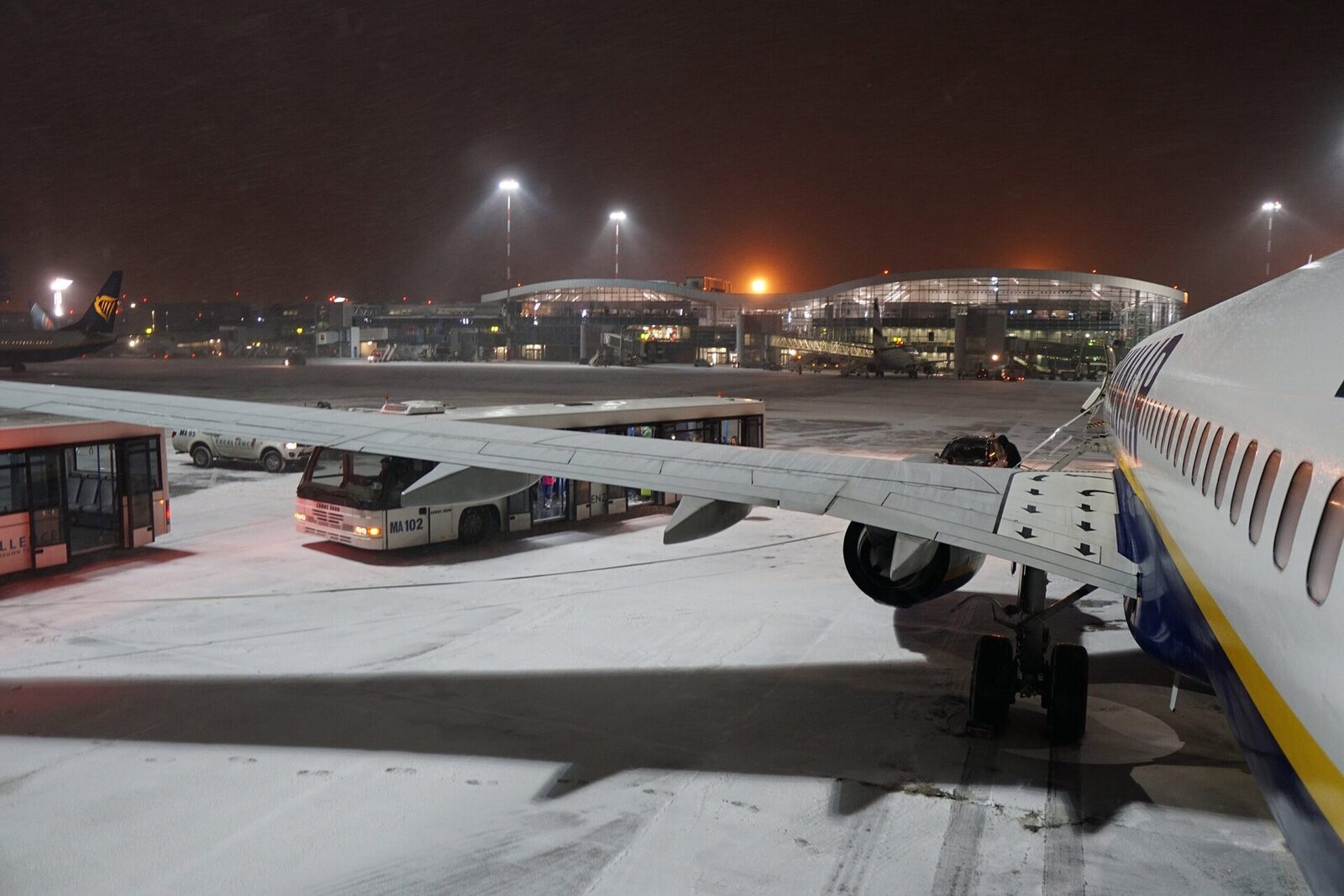 Traficul aerian de pe aeroporturile Internațional Henri Coandă și Băneasa funcționează în condiții de iarnă strictă, după ninsoarea abundentă din weekend, fără a provoca întreruperi majore sau anulări de zboruri