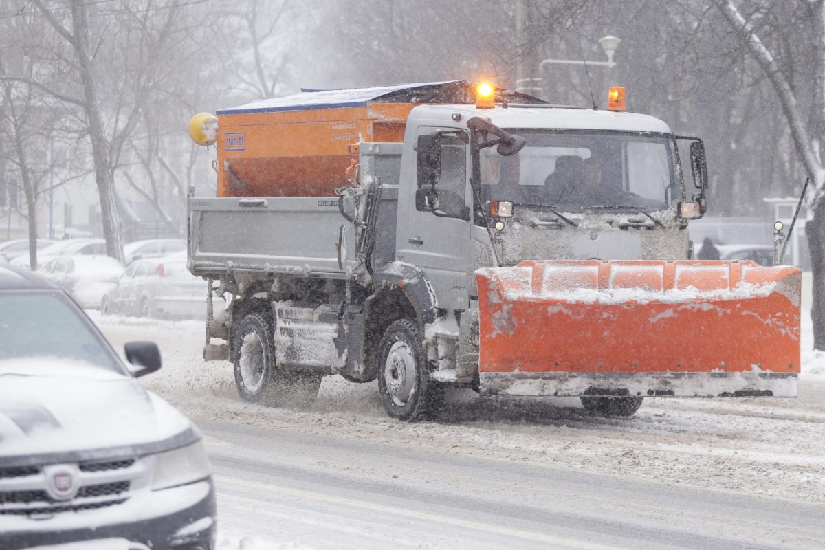 Orădenii pot urmări în timp real desfășurarea utilajelor de deszăpezire pe străzi Primăvara timpurie aduce, în mod surprinzător, un nou mod de a monitoriza activitatea utilajelor de deszăpezire în Oradea